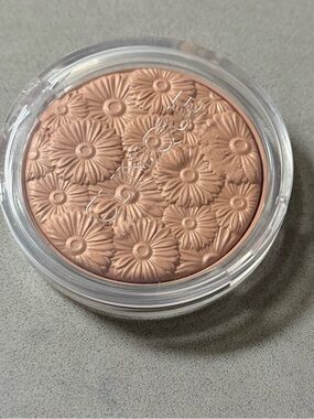 Clinique Powder Pop flower bronzer